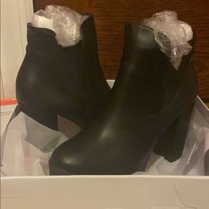 Women’s black chunky heel bootie